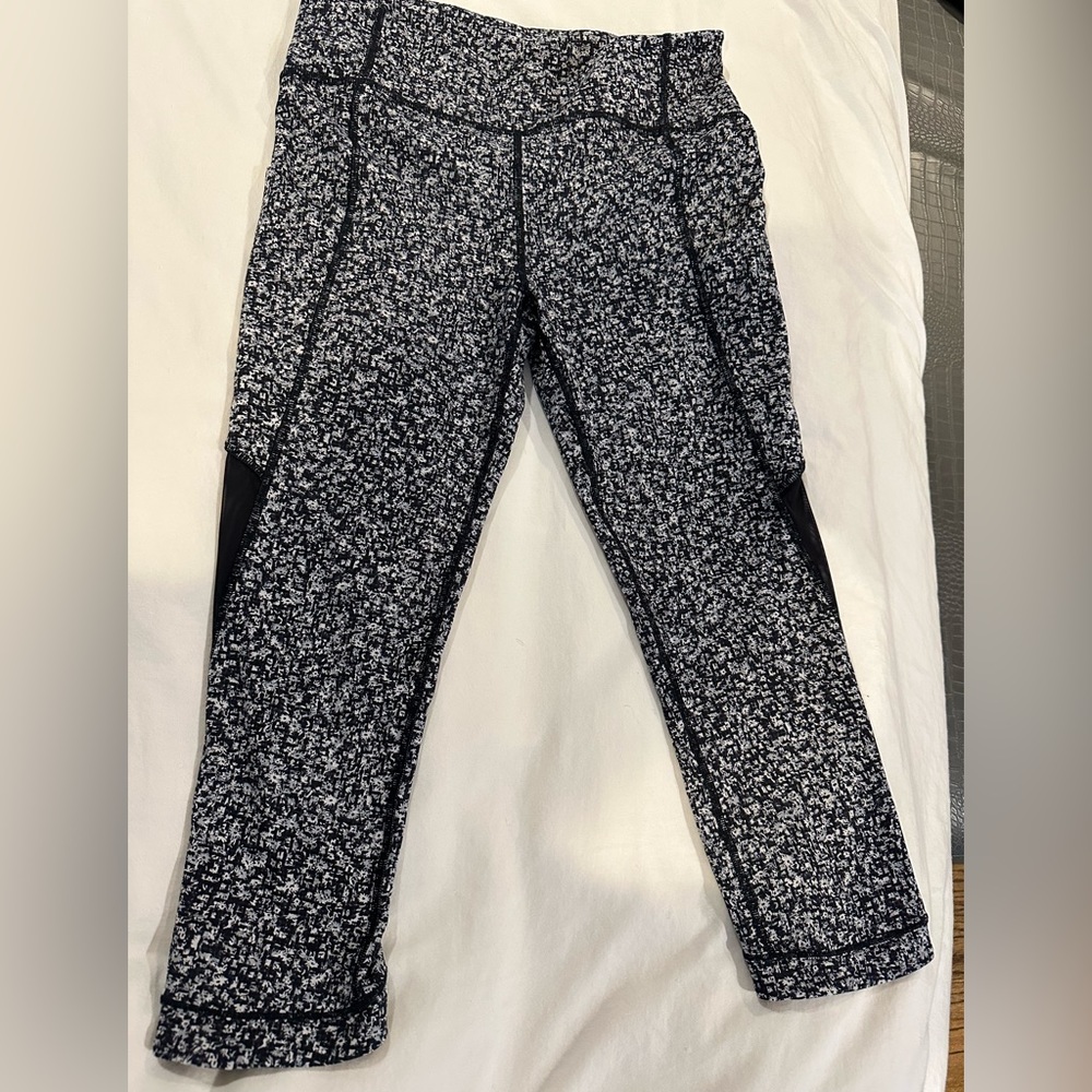 Lulu lemon gently worn black and white pattern legging size 8!
